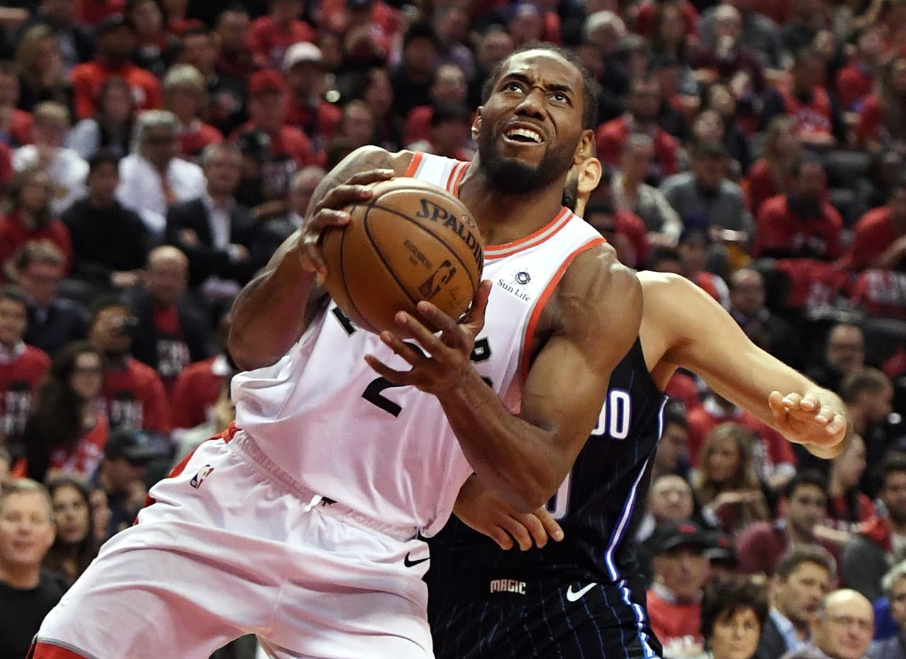 La llegada de Leonard, MVP de las Finales de 2015 con los San Antonio Spurs, ha significado una promesa cumplida en el sentido de tener en el equipo un jugador estrella de calidad probada. Esta noche anotó 27 puntos al encestar 8 de 11 intentos a la canasta.