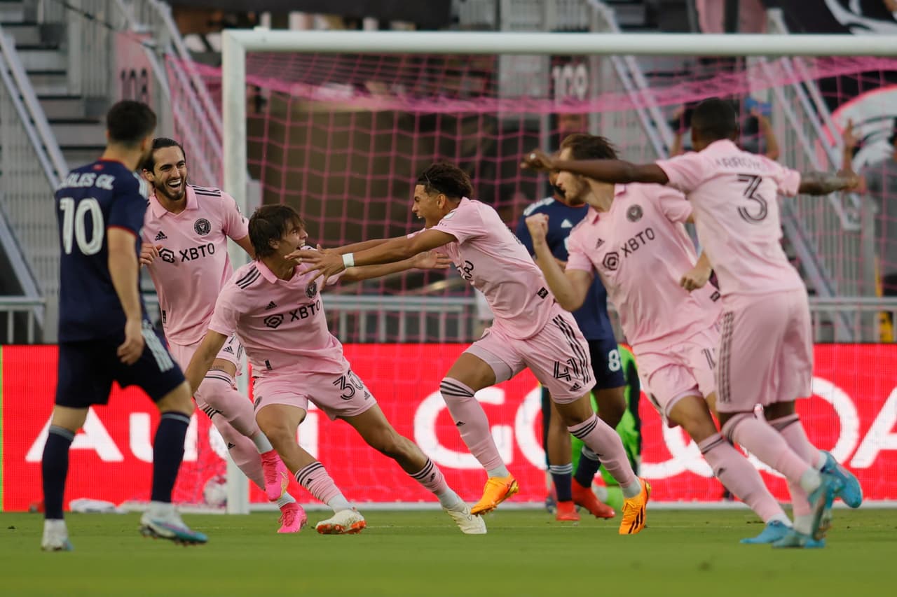 Jugadores del Inter Miami celebran el primer gol de David Ruiz en la MLS.