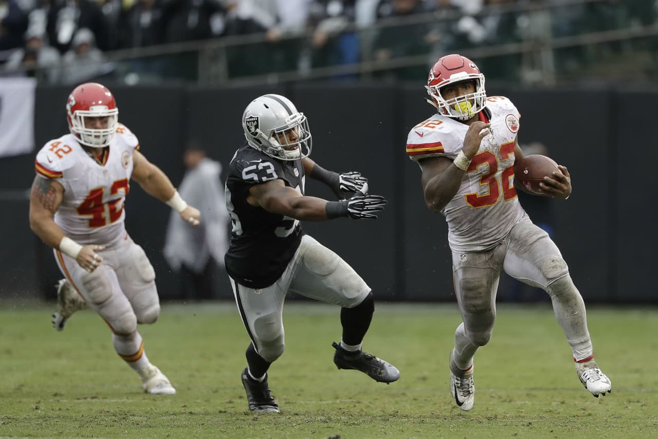 Los Chiefs exhiben a los Raiders y ganan por primera vez de visita
