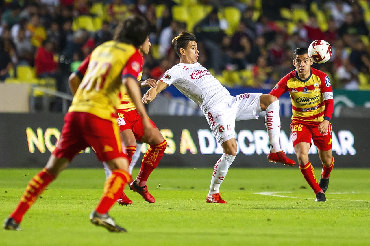 Luis Ángel Mendoza no estuvo atinado cobrando tiros de esquina.