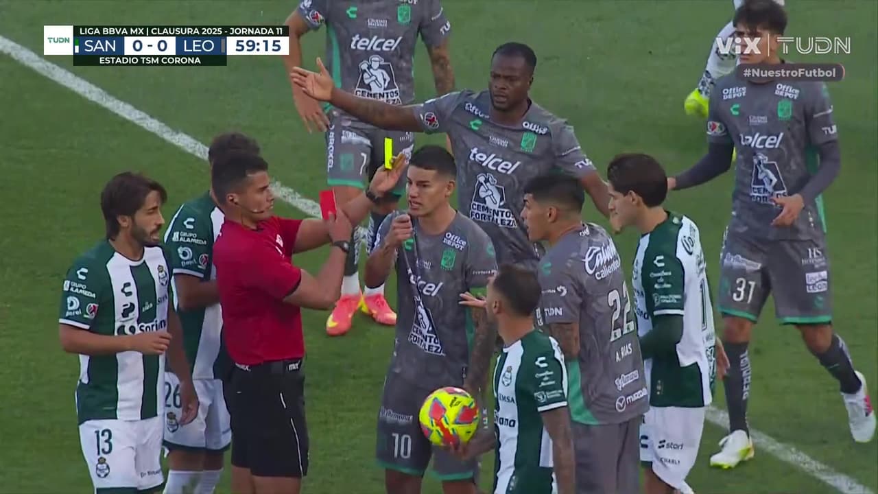 ¡Tarjeta roja para Adonis Frías! La fiera se queda con un hombre menos