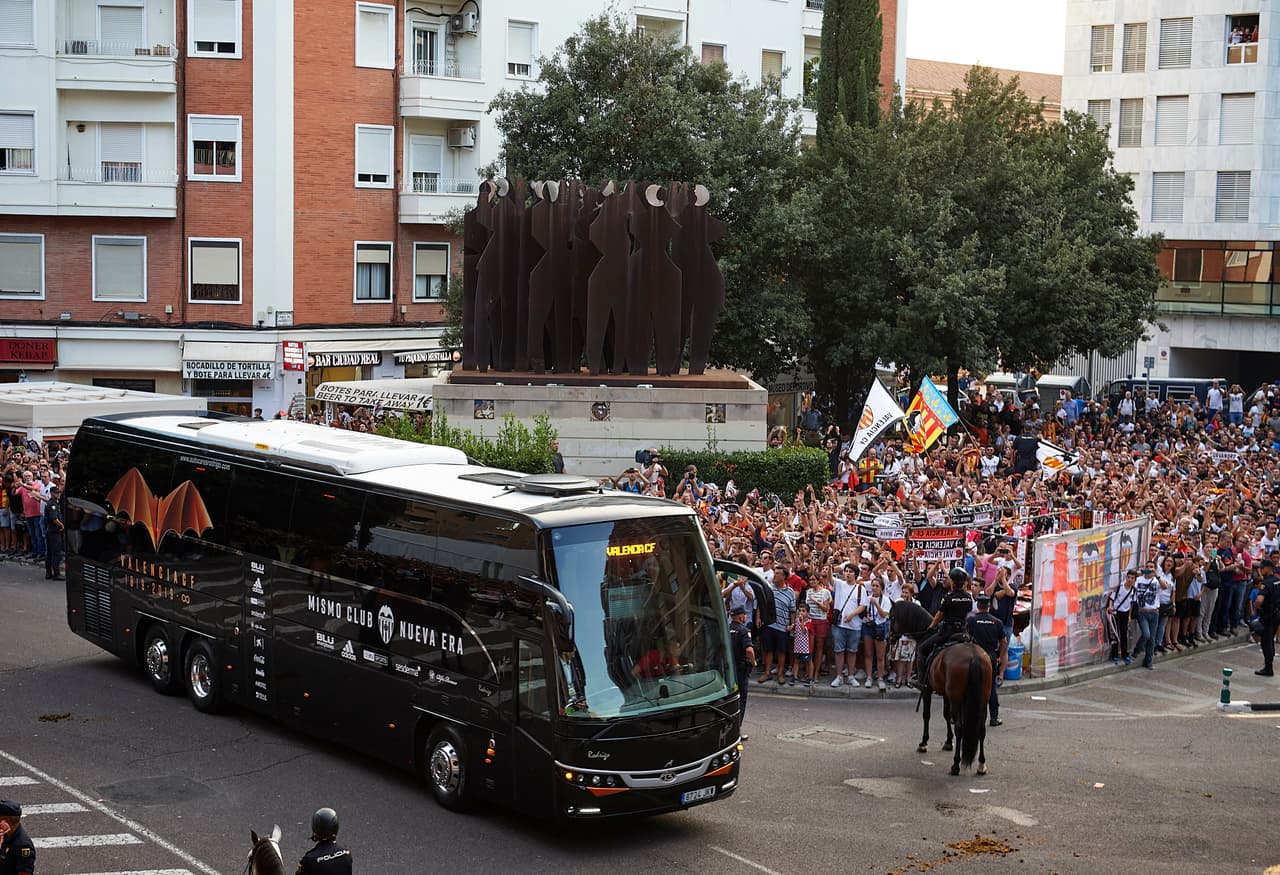 Se estima que llegaron más de 40 mil espectadores al estadio con el anhelo de un regreso triunfal a la competición.