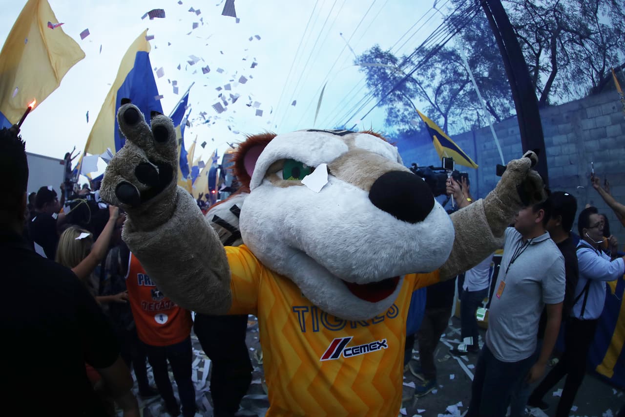 Aficionados de Tigres, mayoritariamente, y del León, tomaron por 'asalto' las inmediaciones del Estadio Universitario para atestiguar el juego de Ida de la Final del Clausura 2019 de la Liga MX en Monterrey. Se esmeraron y le pusieron un fantástico ambiente.