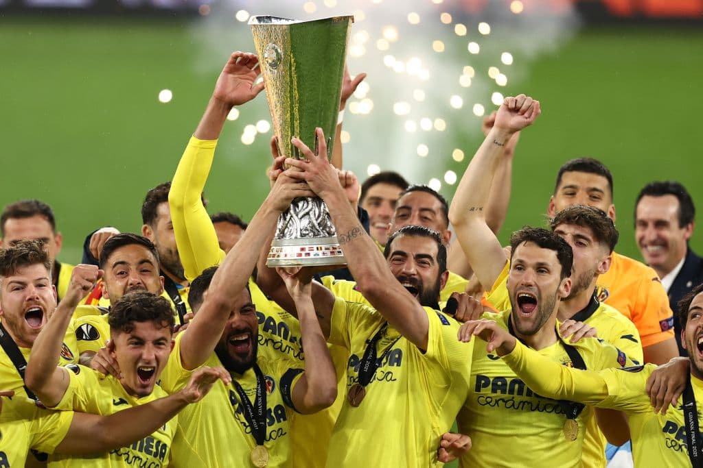 Tras 98 años, Villarreal porfin logra levantar el título de la UEFA Europa League tras vencer 11-10 en la tanda de penaltis al Manchester United.
