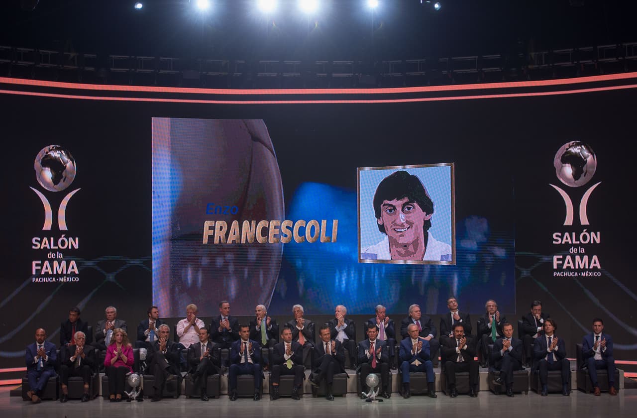 El uruguayo Enzo Francescoli fue otro de los jugadores internacionales que brilló por su ausencia en medio de la investidura.
