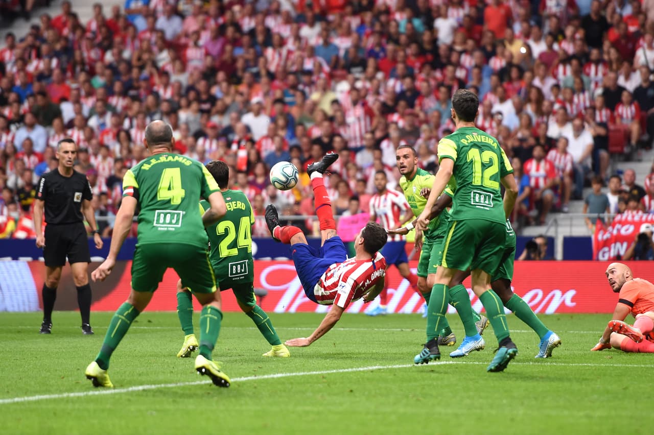 Jose Maria Gimenez intenta chilena.