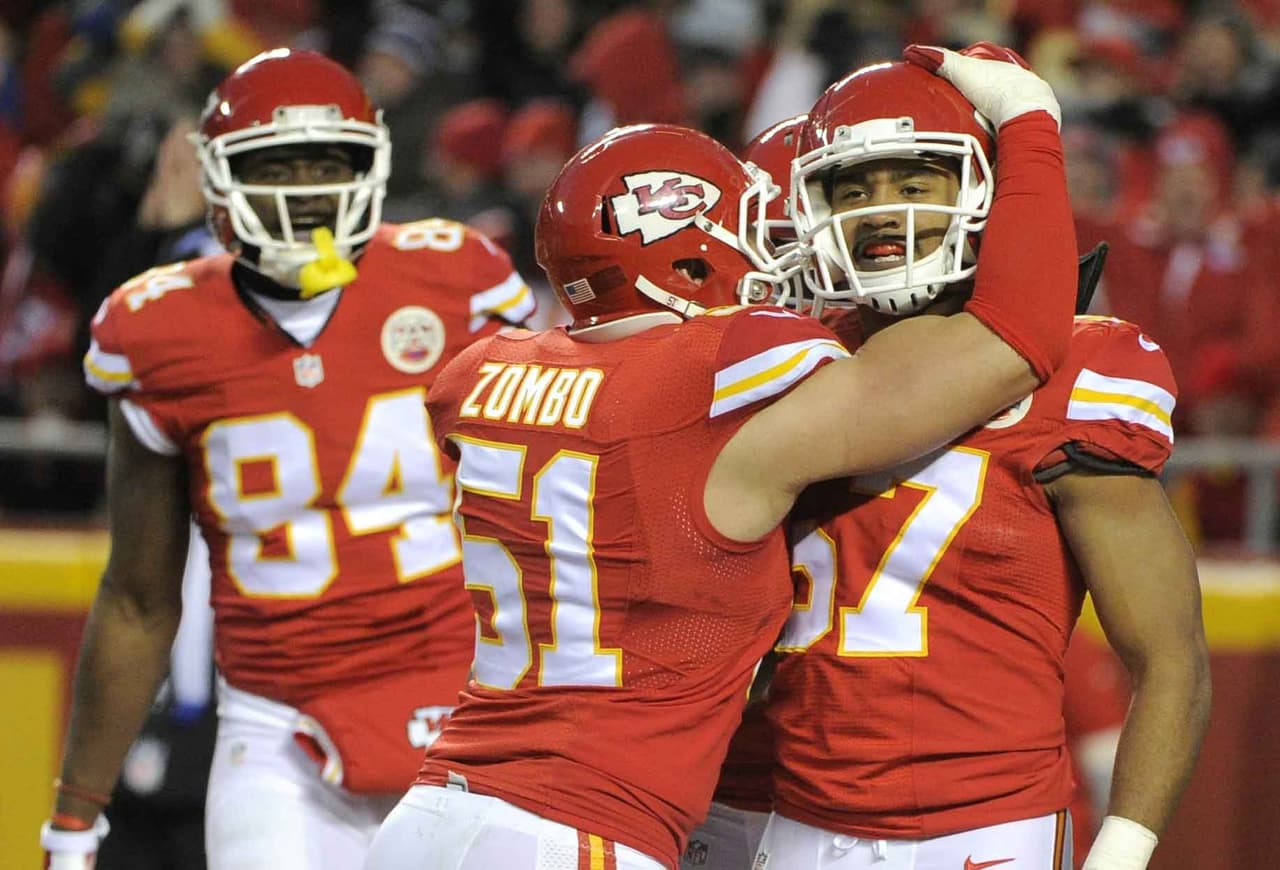 Los Kansas City Chiefs consiguieron su décima victoria consecutiva y se meten a los playoffs como el equipo más enrachado en toda la NFL al derrotar 23-17 a los Oakland Raiders.