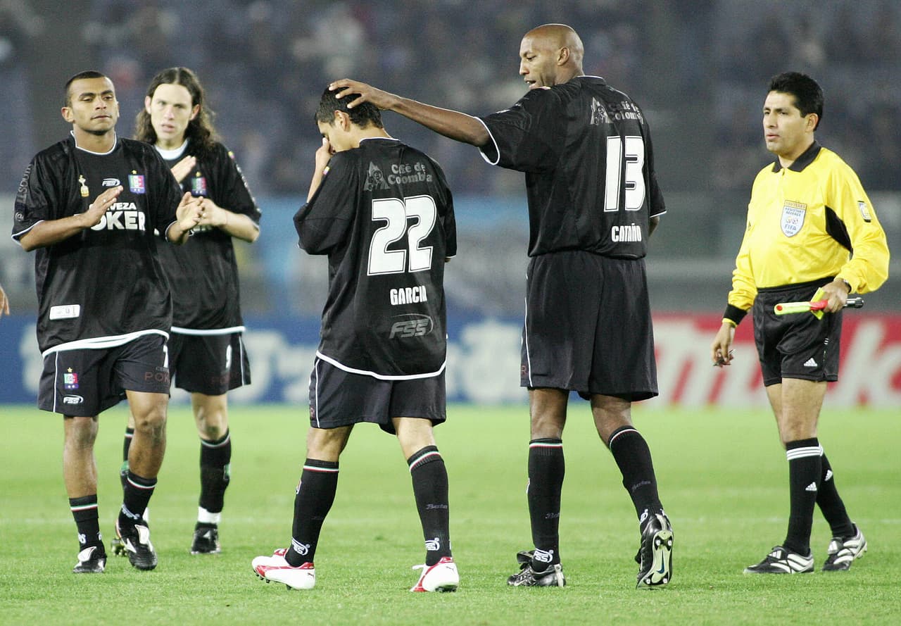 Once Caldas (Colombia) - Intercontinental - La final que se jugó en Japón tuvo la particularidad de que el equipo colombiano tapó el 90% de sus patrocinios por el reglamento de marketing de los torneos FIFA. Con cintas y tinta los intentaron tapar.