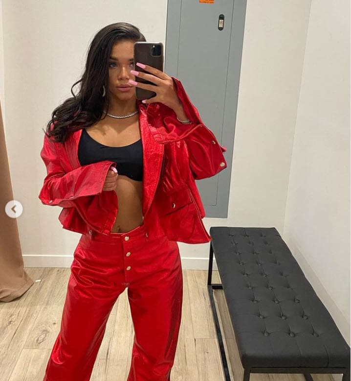 El 8 de abril, la modelo Sydney Chase dijo en el podcast 'No jumper'
<b><a href="https://www.univision.com/famosos/khloe-kardashian-calla-modelo-cuenta-que-tuvo-sexo-con-tristan-thompson-fotos" target="_blank">que se acostó con él</a></b>, reveló detalles sobre el miembro sexual del basquetbolista y aseguró que la engañó diciéndole que estaba soltero.
<br>