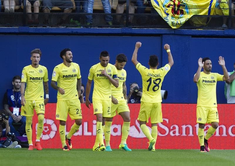 Villarreal festeja su triunfo ante la Real Sociedad.