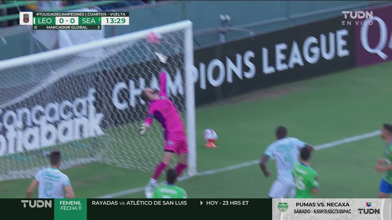 ¡Metal! Ambríz remata un centro bajo de Meneses y va al travesaño