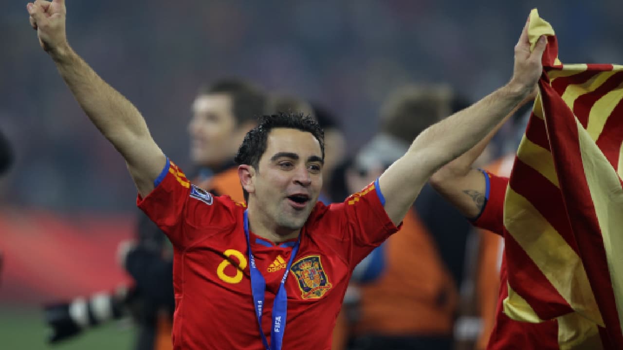 7 Xavi | El que para muchos es el mejor futbolista español en la historia, compartió gran parte de su carrera con Iniesta. Ahora vive el futbol desde el banquillo y no deberá sorprendernos si algún día dirige a los blaugranas.