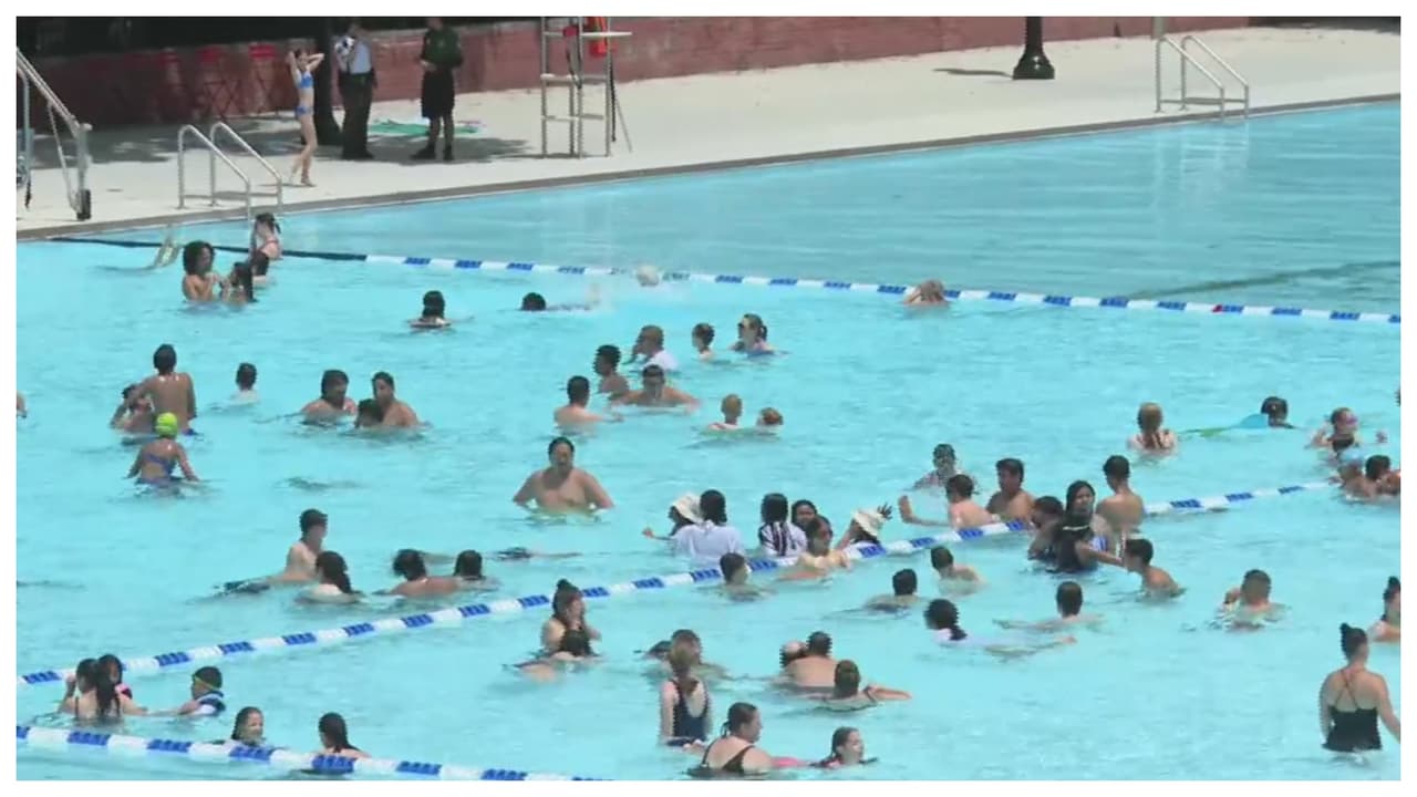 Parques de Nueva York ofrecen lecciones gratuitas de natación para menores; así te puedes registrar