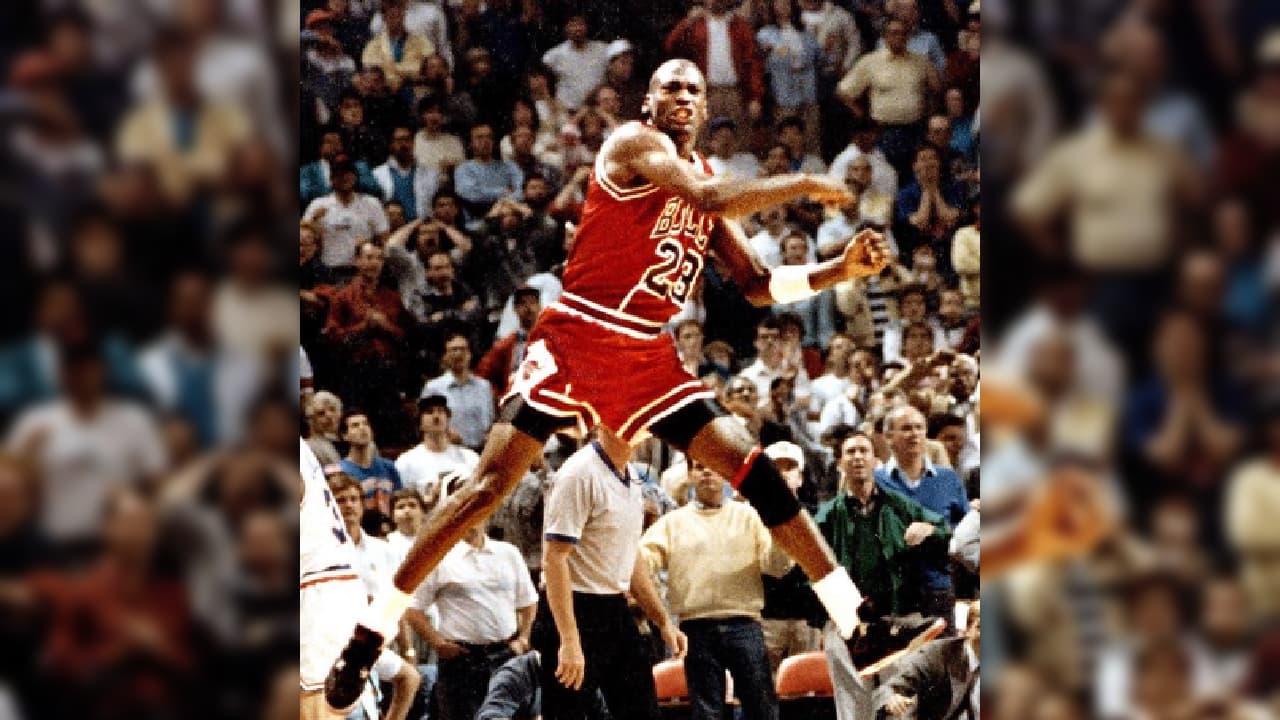 La leyenda de las duelas, Michael Jordan, inmortalizó el ‘23’ en el jersey jugando para los Chicago Bulls.