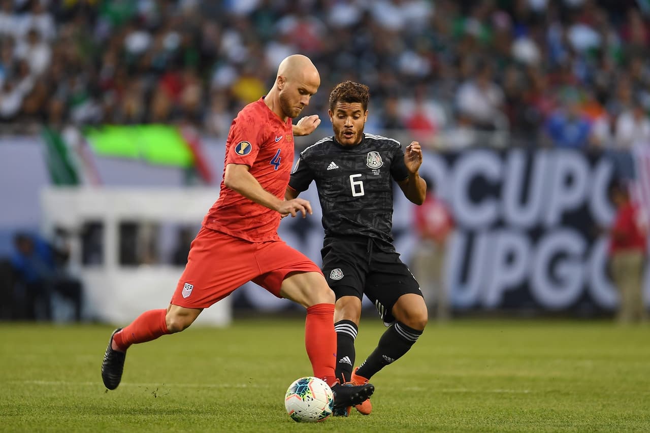 En el primer tiempo, 'Jona' tuvo una función de marca, buscando tapar la salida a Michael Bradley.