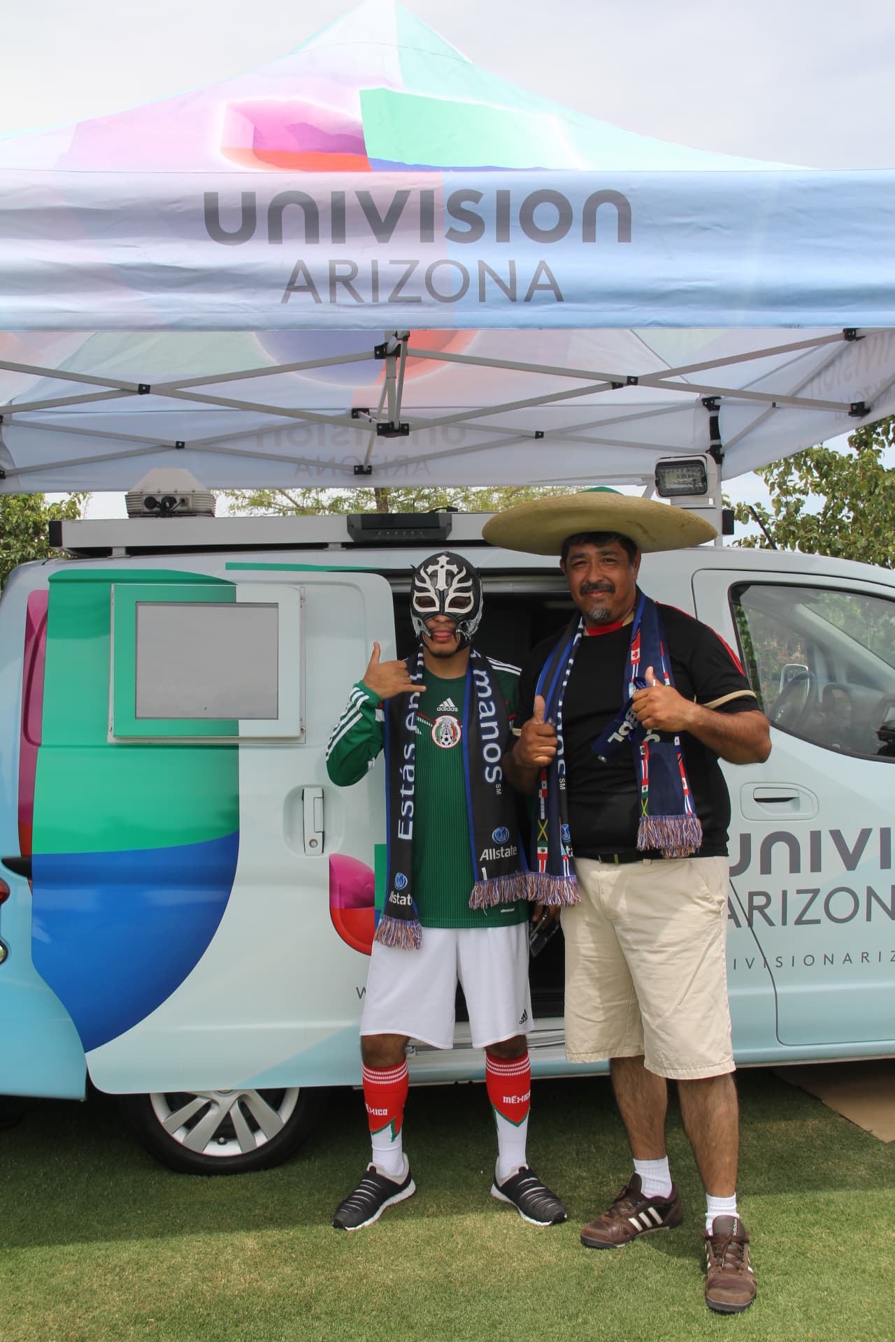 Ni las altas temperaturas de tres dígitos desanimaron a los fanáticos mexicanos que desde temprano llegaron al Estadio de la Universidad de Phoenix para hacerle porro a su equipo. ¡Desde pequeñitos hasta luchadores se unieron a esta fiesta del deporte!
