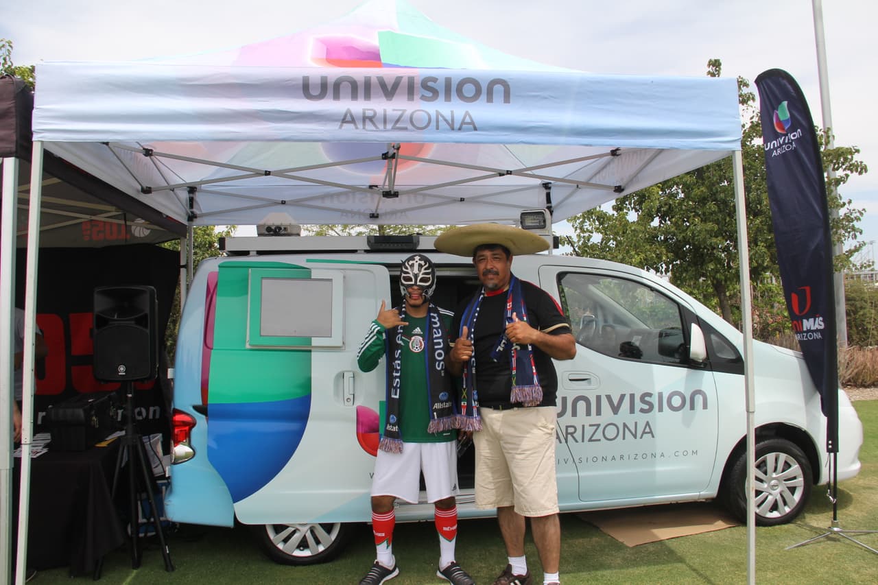 Ni las altas temperaturas de tres dígitos desanimaron a los fanáticos mexicanos que desde temprano llegaron al Estadio de la Universidad de Phoenix para hacerle porro a su equipo. ¡Desde pequeñitos hasta luchadores se unieron a esta fiesta del deporte!