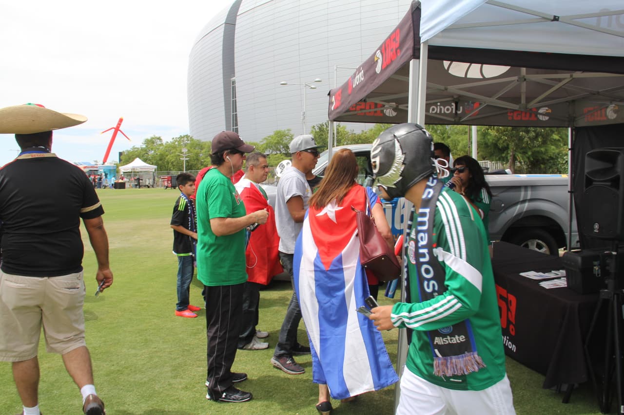 Ni las altas temperaturas de tres dígitos desanimaron a los fanáticos mexicanos que desde temprano llegaron al Estadio de la Universidad de Phoenix para hacerle porro a su equipo. ¡Desde pequeñitos hasta luchadores se unieron a esta fiesta del deporte!