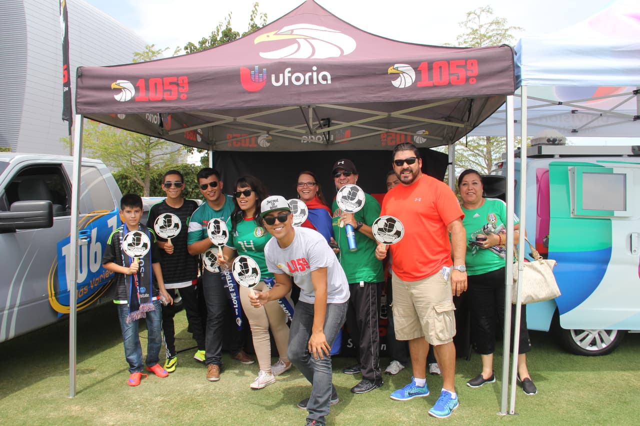 Ni las altas temperaturas de tres dígitos desanimaron a los fanáticos mexicanos que desde temprano llegaron al Estadio de la Universidad de Phoenix para hacerle porro a su equipo. ¡Desde pequeñitos hasta luchadores se unieron a esta fiesta del deporte!