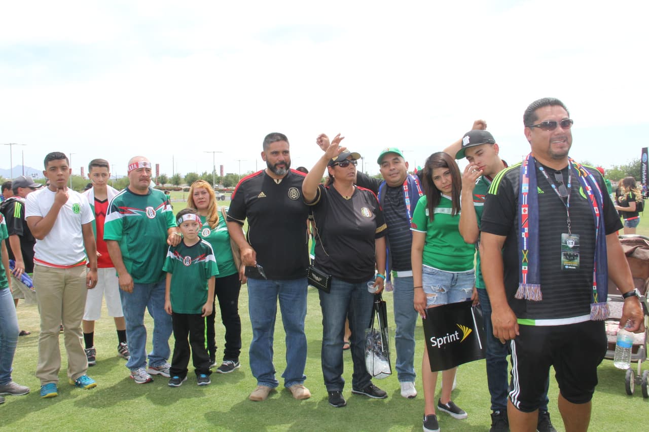 Ni las altas temperaturas de tres dígitos desanimaron a los fanáticos mexicanos que desde temprano llegaron al Estadio de la Universidad de Phoenix para hacerle porro a su equipo. ¡Desde pequeñitos hasta luchadores se unieron a esta fiesta del deporte!
