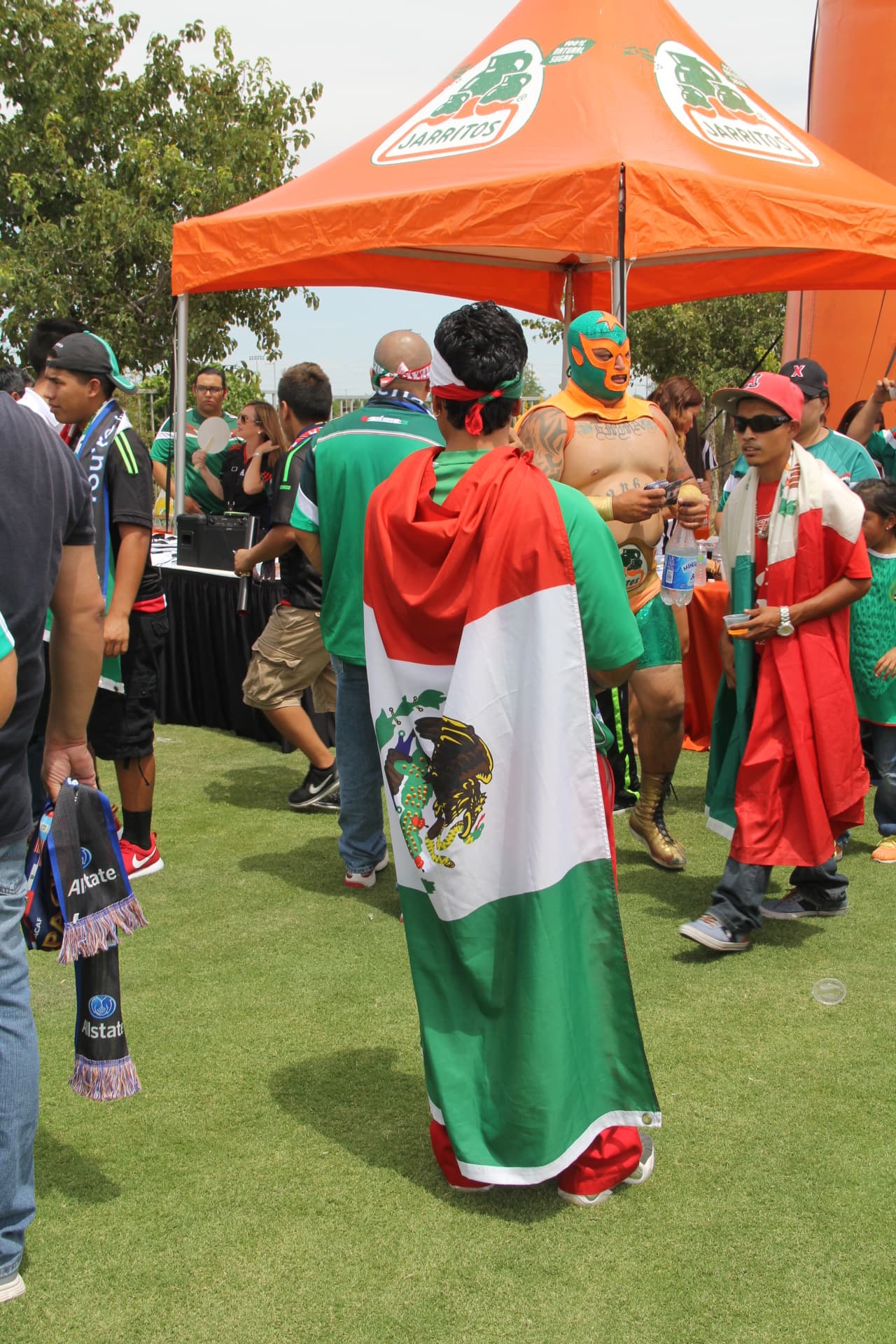 Ni las altas temperaturas de tres dígitos desanimaron a los fanáticos mexicanos que desde temprano llegaron al Estadio de la Universidad de Phoenix para hacerle porro a su equipo. ¡Desde pequeñitos hasta luchadores se unieron a esta fiesta del deporte!