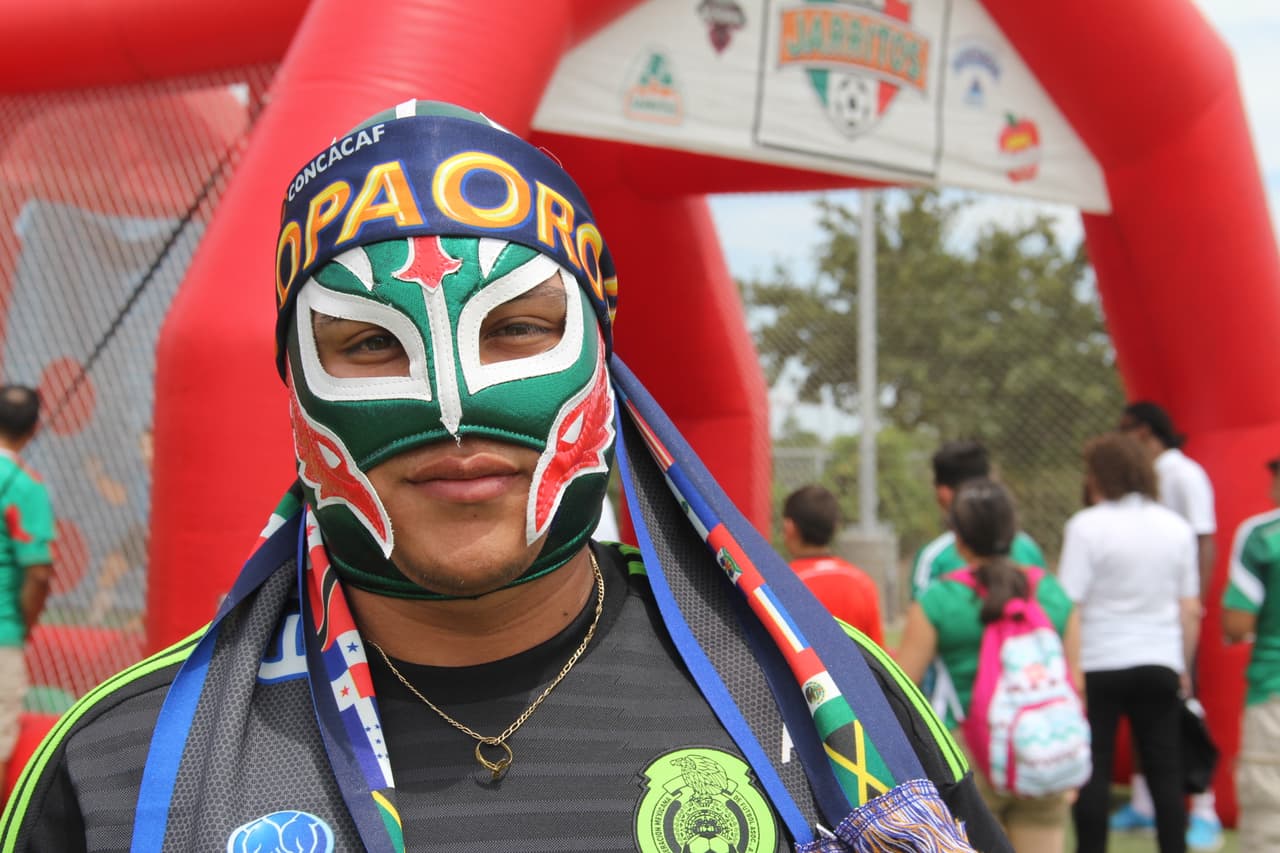 Ni las altas temperaturas de tres dígitos desanimaron a los fanáticos mexicanos que desde temprano llegaron al Estadio de la Universidad de Phoenix para hacerle porro a su equipo. ¡Desde pequeñitos hasta luchadores se unieron a esta fiesta del deporte!