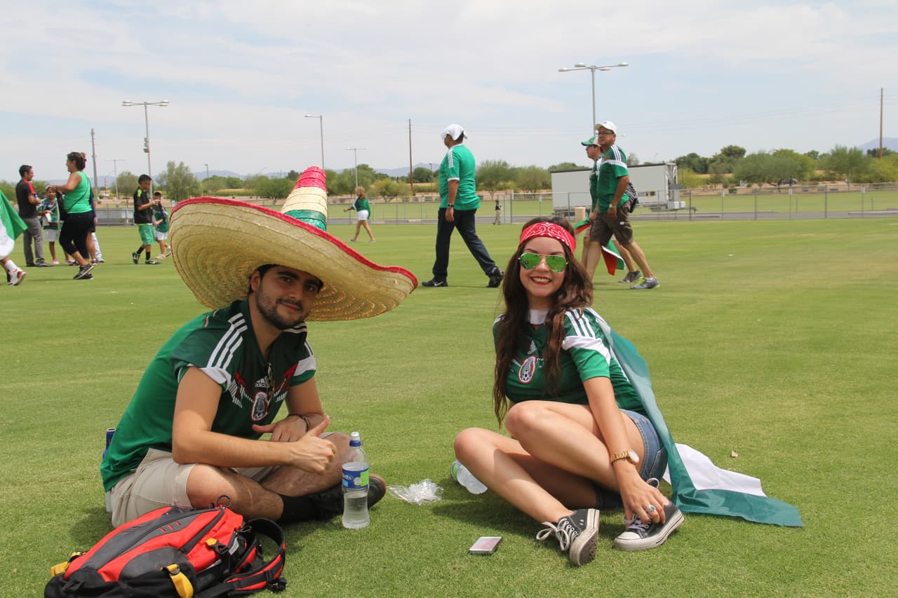 Ni las altas temperaturas de tres dígitos desanimaron a los fanáticos mexicanos que desde temprano llegaron al Estadio de la Universidad de Phoenix para hacerle porro a su equipo. ¡Desde pequeñitos hasta luchadores se unieron a esta fiesta del deporte!