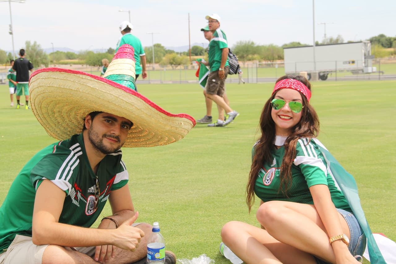 Ni las altas temperaturas de tres dígitos desanimaron a los fanáticos mexicanos que desde temprano llegaron al Estadio de la Universidad de Phoenix para hacerle porro a su equipo. ¡Desde pequeñitos hasta luchadores se unieron a esta fiesta del deporte!