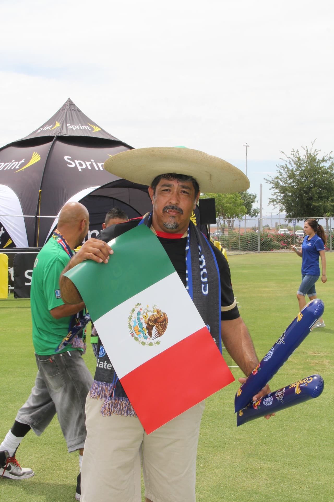 Ni las altas temperaturas de tres dígitos desanimaron a los fanáticos mexicanos que desde temprano llegaron al Estadio de la Universidad de Phoenix para hacerle porro a su equipo. ¡Desde pequeñitos hasta luchadores se unieron a esta fiesta del deporte!
