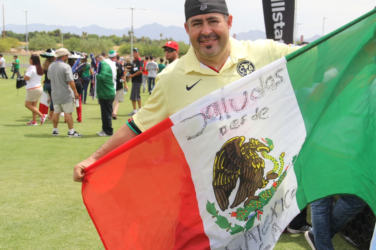 Ni las altas temperaturas de tres dígitos desanimaron a los fanáticos mexicanos que desde temprano llegaron al Estadio de la Universidad de Phoenix para hacerle porro a su equipo. ¡Desde pequeñitos hasta luchadores se unieron a esta fiesta del deporte!