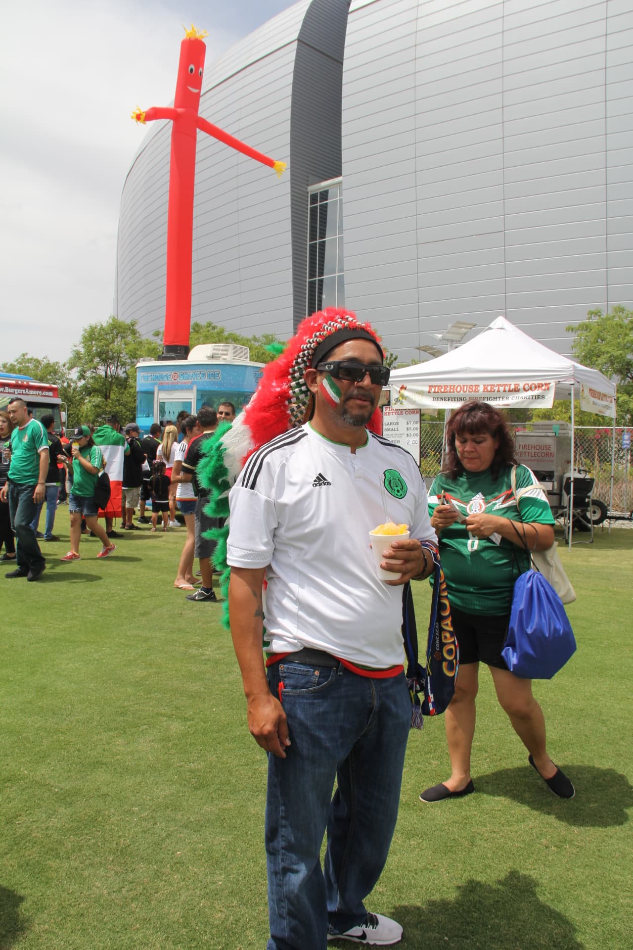 Ni las altas temperaturas de tres dígitos desanimaron a los fanáticos mexicanos que desde temprano llegaron al Estadio de la Universidad de Phoenix para hacerle porro a su equipo. ¡Desde pequeñitos hasta luchadores se unieron a esta fiesta del deporte!