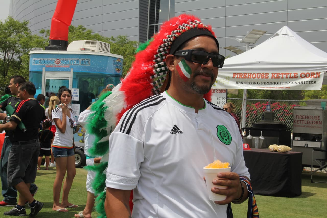 Ni las altas temperaturas de tres dígitos desanimaron a los fanáticos mexicanos que desde temprano llegaron al Estadio de la Universidad de Phoenix para hacerle porro a su equipo. ¡Desde pequeñitos hasta luchadores se unieron a esta fiesta del deporte!