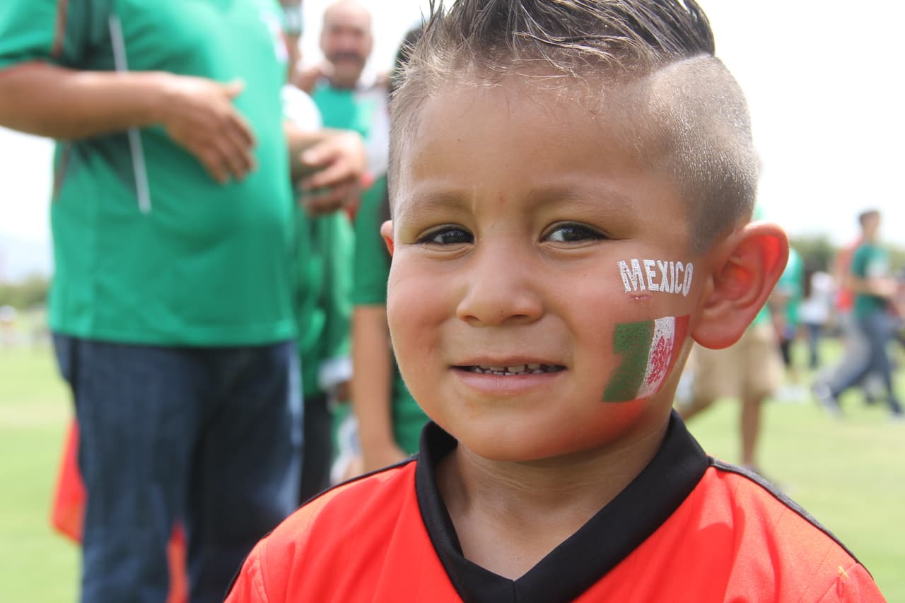Ni las altas temperaturas de tres dígitos desanimaron a los fanáticos mexicanos que desde temprano llegaron al Estadio de la Universidad de Phoenix para hacerle porro a su equipo. ¡Desde pequeñitos hasta luchadores se unieron a esta fiesta del deporte!