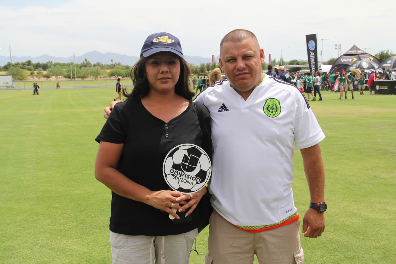 Ni las altas temperaturas de tres dígitos desanimaron a los fanáticos mexicanos que desde temprano llegaron al Estadio de la Universidad de Phoenix para hacerle porro a su equipo. ¡Desde pequeñitos hasta luchadores se unieron a esta fiesta del deporte!