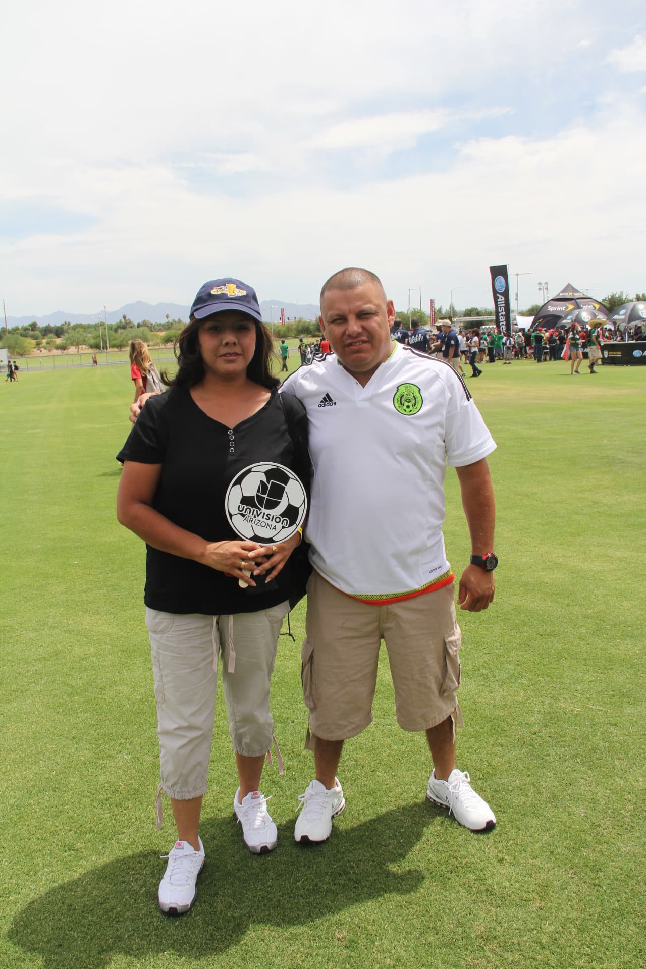 Ni las altas temperaturas de tres dígitos desanimaron a los fanáticos mexicanos que desde temprano llegaron al Estadio de la Universidad de Phoenix para hacerle porro a su equipo. ¡Desde pequeñitos hasta luchadores se unieron a esta fiesta del deporte!