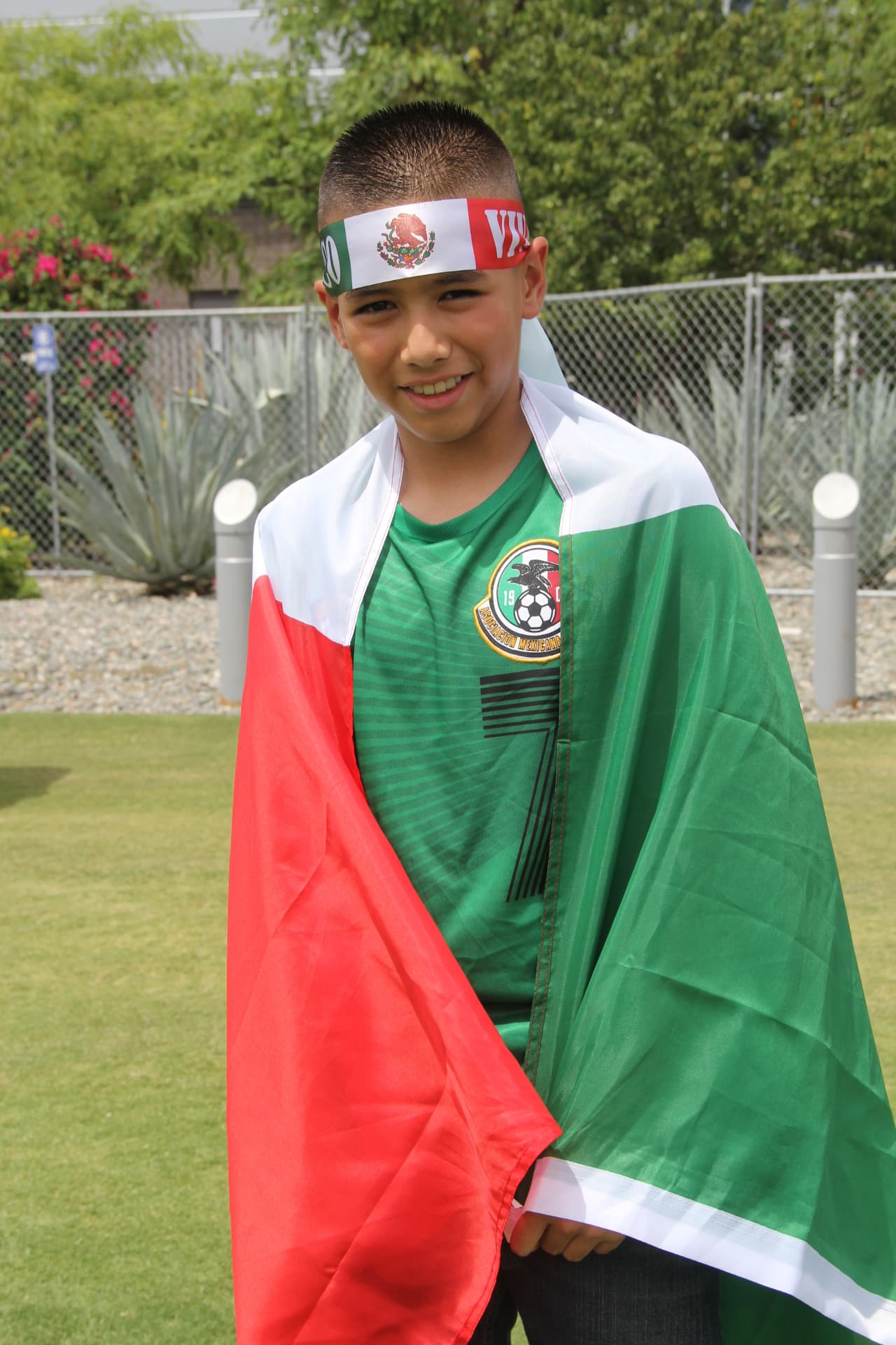 Ni las altas temperaturas de tres dígitos desanimaron a los fanáticos mexicanos que desde temprano llegaron al Estadio de la Universidad de Phoenix para hacerle porro a su equipo. ¡Desde pequeñitos hasta luchadores se unieron a esta fiesta del deporte!