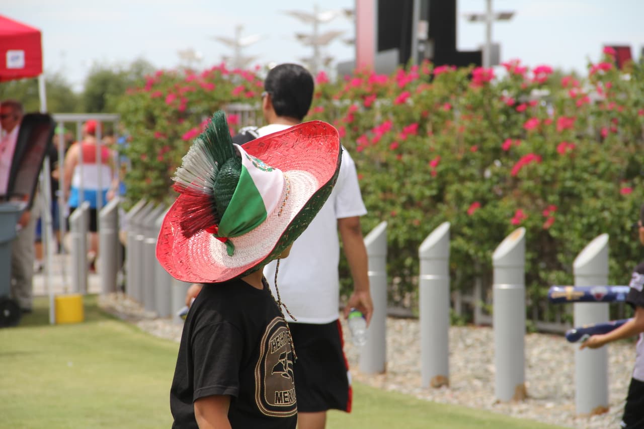 Ni las altas temperaturas de tres dígitos desanimaron a los fanáticos mexicanos que desde temprano llegaron al Estadio de la Universidad de Phoenix para hacerle porro a su equipo. ¡Desde pequeñitos hasta luchadores se unieron a esta fiesta del deporte!