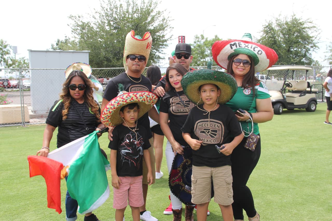 Ni las altas temperaturas de tres dígitos desanimaron a los fanáticos mexicanos que desde temprano llegaron al Estadio de la Universidad de Phoenix para hacerle porro a su equipo. ¡Desde pequeñitos hasta luchadores se unieron a esta fiesta del deporte!