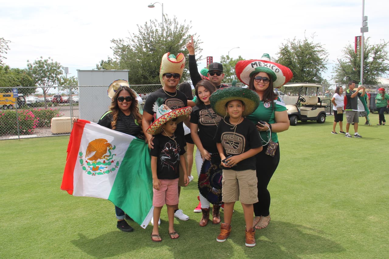 Ni las altas temperaturas de tres dígitos desanimaron a los fanáticos mexicanos que desde temprano llegaron al Estadio de la Universidad de Phoenix para hacerle porro a su equipo. ¡Desde pequeñitos hasta luchadores se unieron a esta fiesta del deporte!