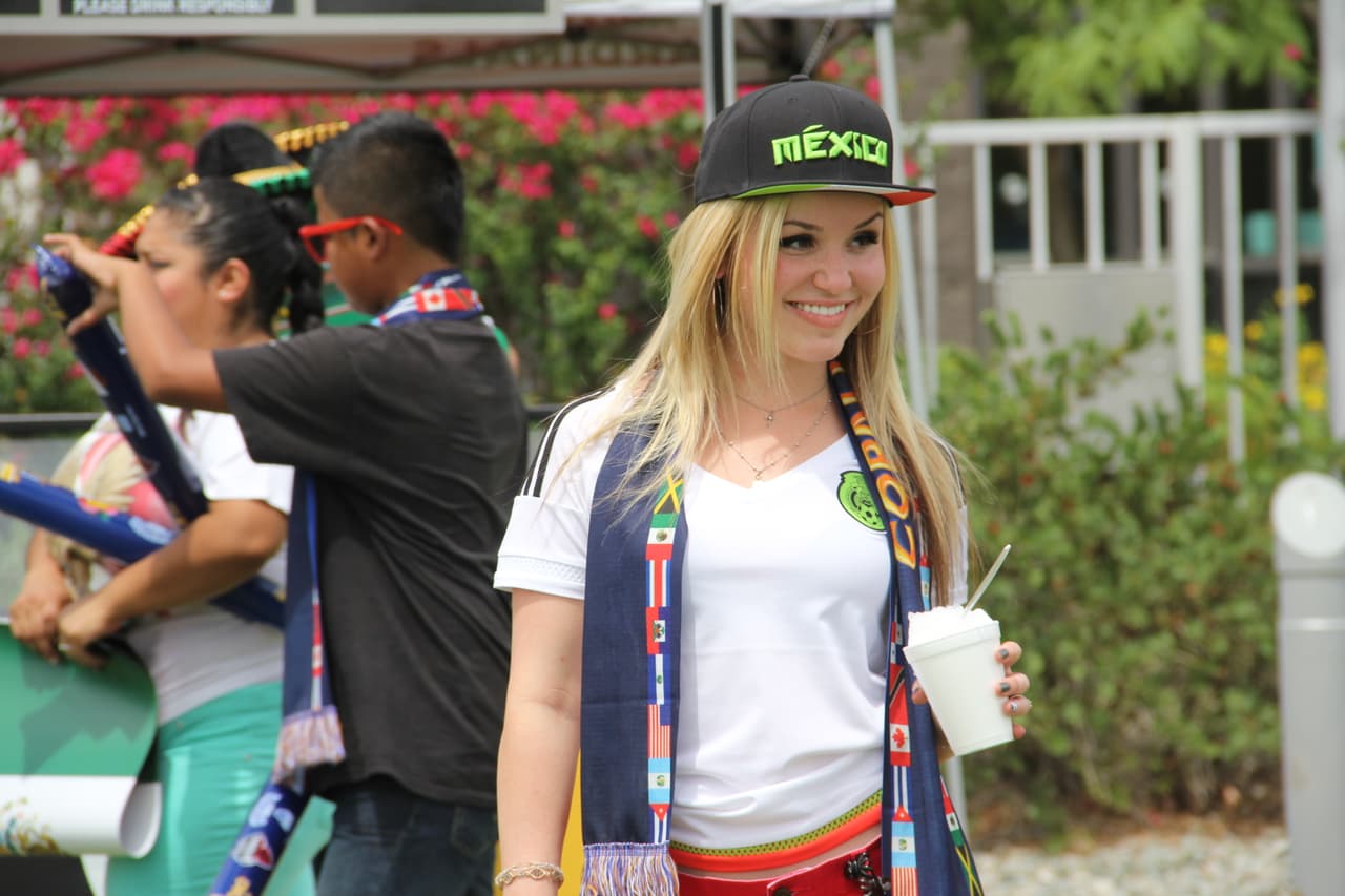 Ni las altas temperaturas de tres dígitos desanimaron a los fanáticos mexicanos que desde temprano llegaron al Estadio de la Universidad de Phoenix para hacerle porro a su equipo. ¡Desde pequeñitos hasta luchadores se unieron a esta fiesta del deporte!