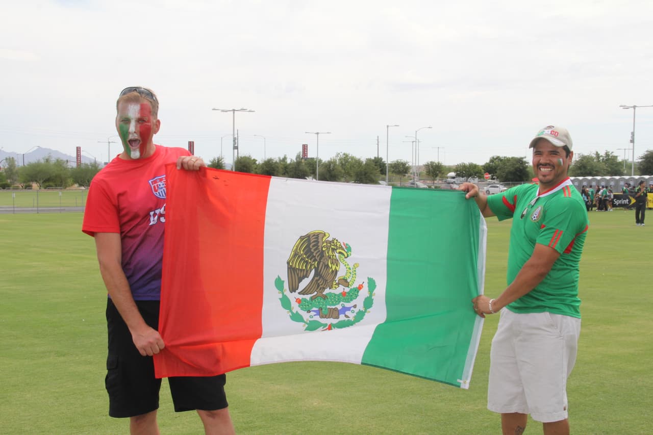 Ni las altas temperaturas de tres dígitos desanimaron a los fanáticos mexicanos que desde temprano llegaron al Estadio de la Universidad de Phoenix para hacerle porro a su equipo. ¡Desde pequeñitos hasta luchadores se unieron a esta fiesta del deporte!