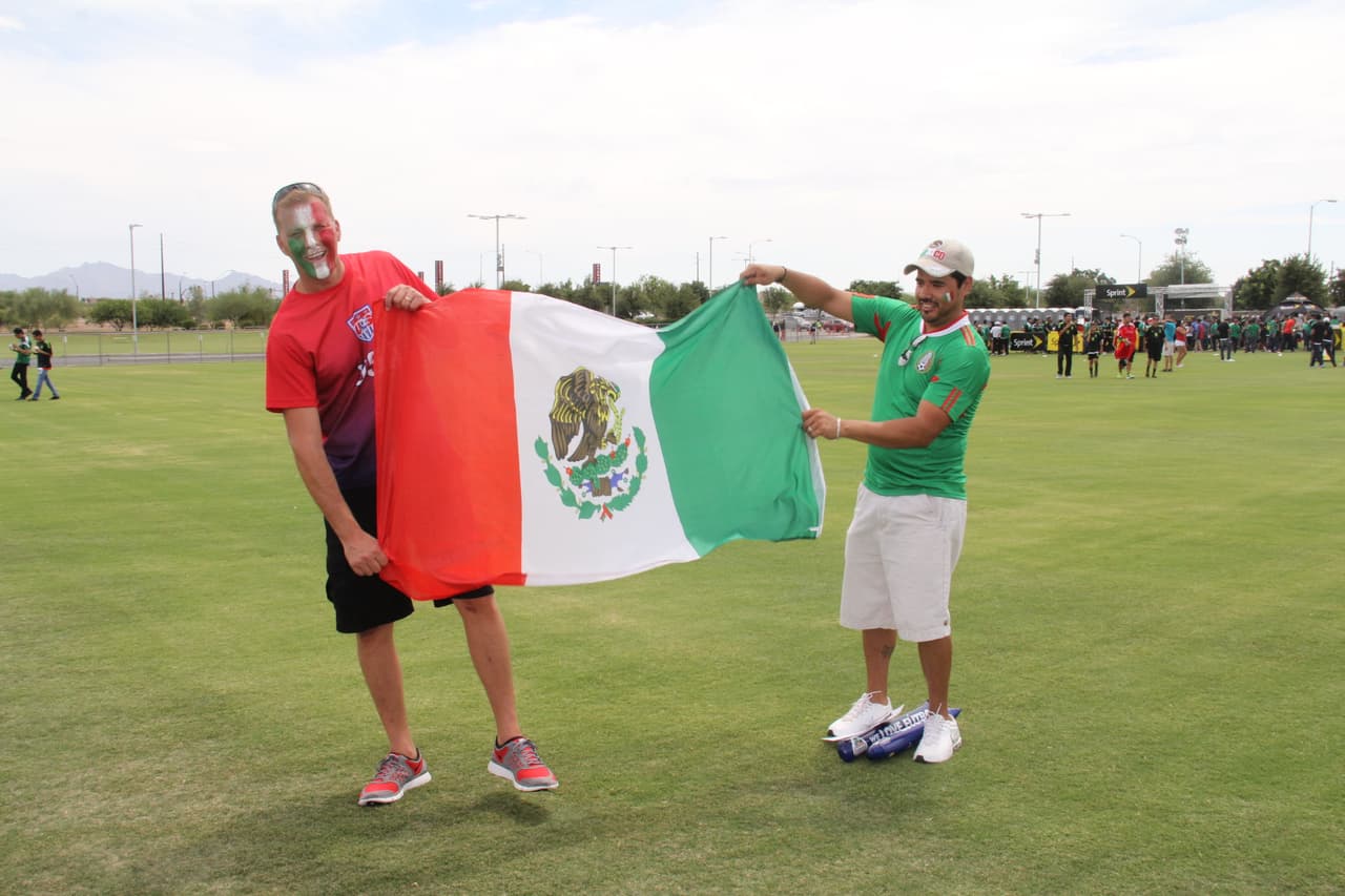 Ni las altas temperaturas de tres dígitos desanimaron a los fanáticos mexicanos que desde temprano llegaron al Estadio de la Universidad de Phoenix para hacerle porro a su equipo. ¡Desde pequeñitos hasta luchadores se unieron a esta fiesta del deporte!