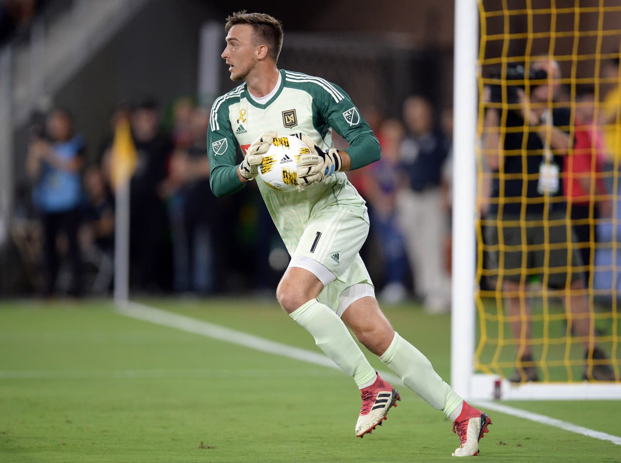 LAFC no pudo ganar en casa ante New England Revolution, pero de no ser por las intervenciones del arquero Tyler Miller, los angelinos hubieran perdido su segundo partido en casa.