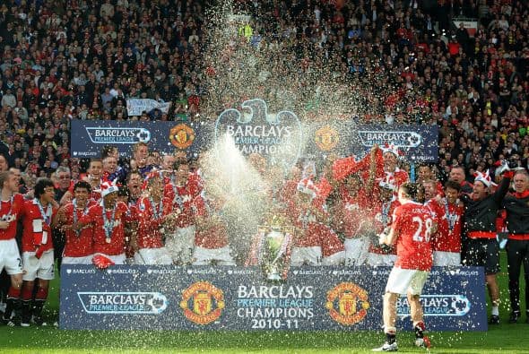 No podía faltar la lluvia de champagne sobre el plantel campeón.
