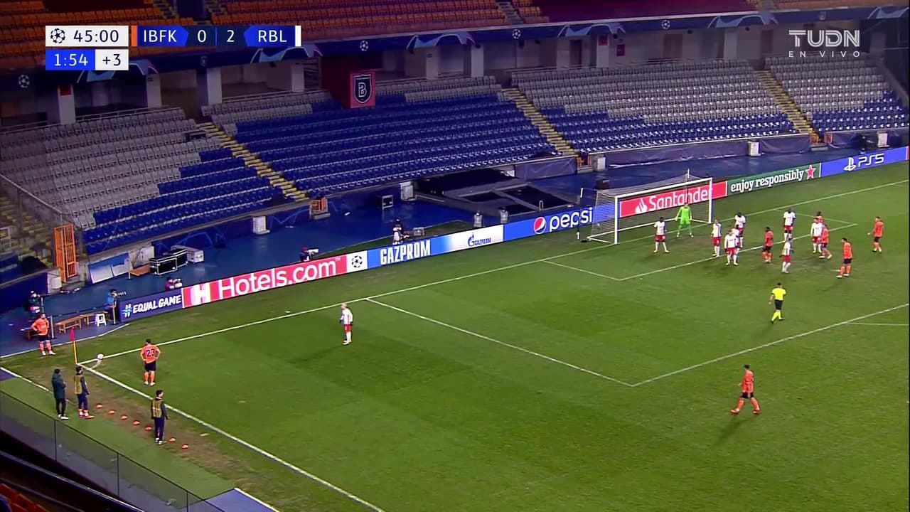 ¡GOOOL! Irfan Kahveci anota para Istanbul Basaksehir.