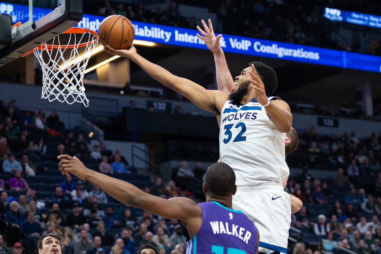 <b>Charlotte 104-121 Minnesota</b>. Karl-Anthony Towns explotó con 35 puntos y 12 rebotes en el triunfo de los Timberwolves (13-12) en Target Center sobre Hornets (11-13) que tienen racha de tres derrotas.
