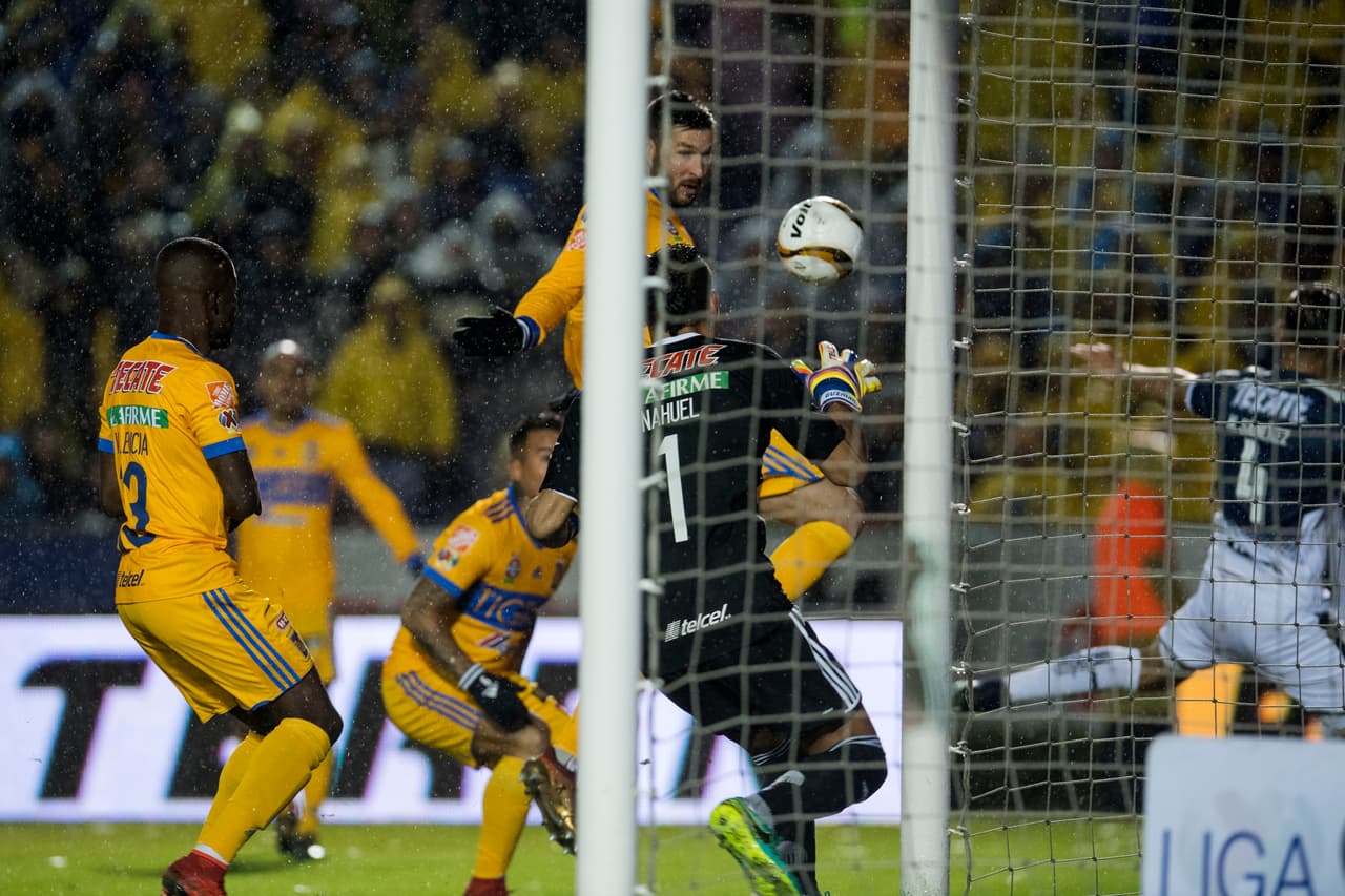 El marcador se abrió en el minuto 7. Gabriel Sánchez desvió un tiro de esquina y Nahuel Guzmán atajó mal el balón que terminó colándose pegado al poste.