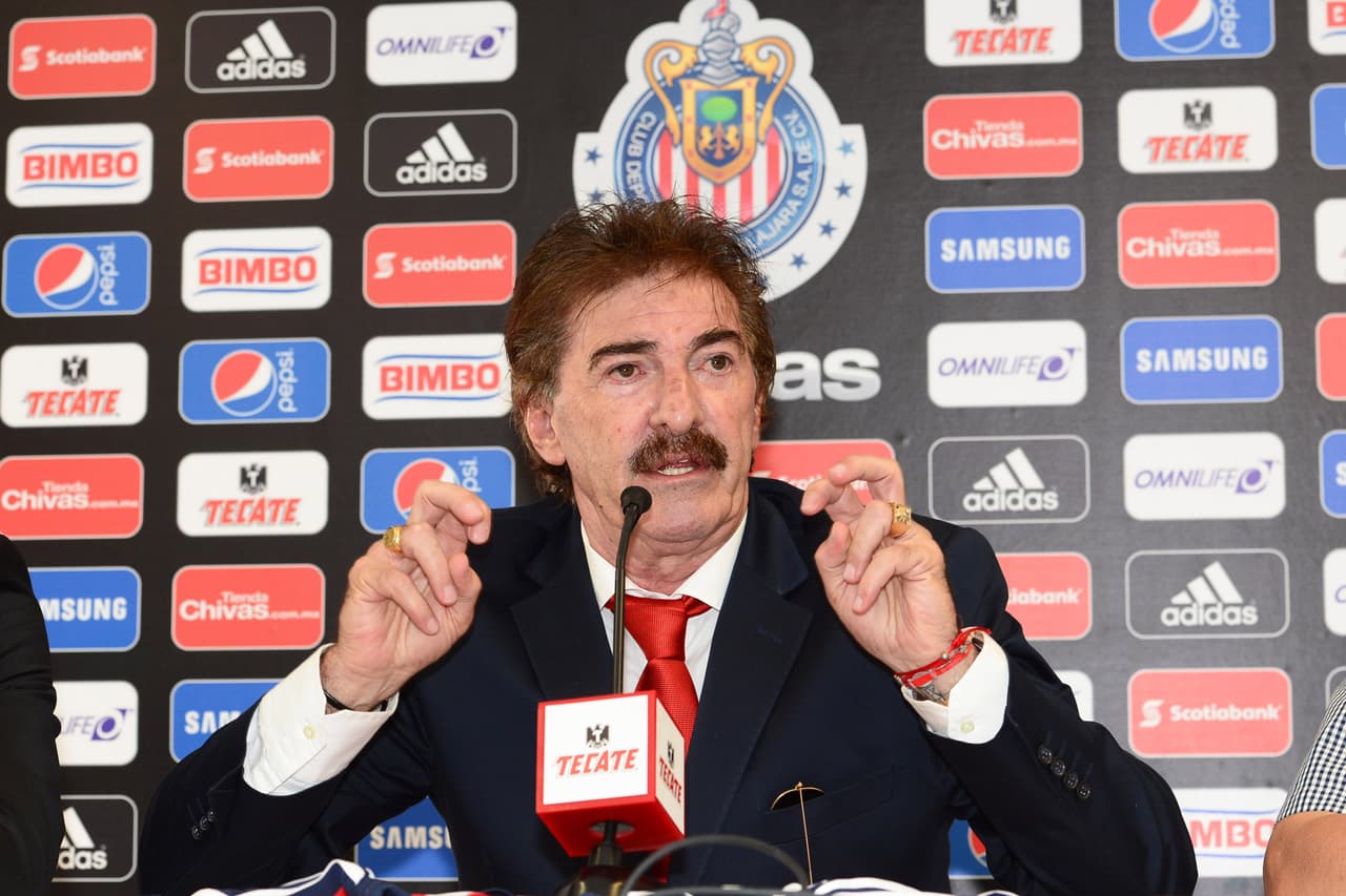 <b>El caso de la podóloga </b>
<br>Ricardo La Volpe se convirtió en estratega de Chivas el 1 de abril. Sin embargo, pasaron 29 días y fue destituido por un polémico suceso donde se le acusaba de haber acosado a la podóloga del equipo rojiblanco. Según la versión del argentino solo entró con ella para pedirle que no le pusiera árnica a los jugadores
<b>.</b>