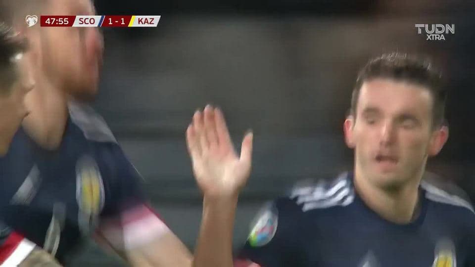 ¡GOOOL! John McGinn anota para Scotland