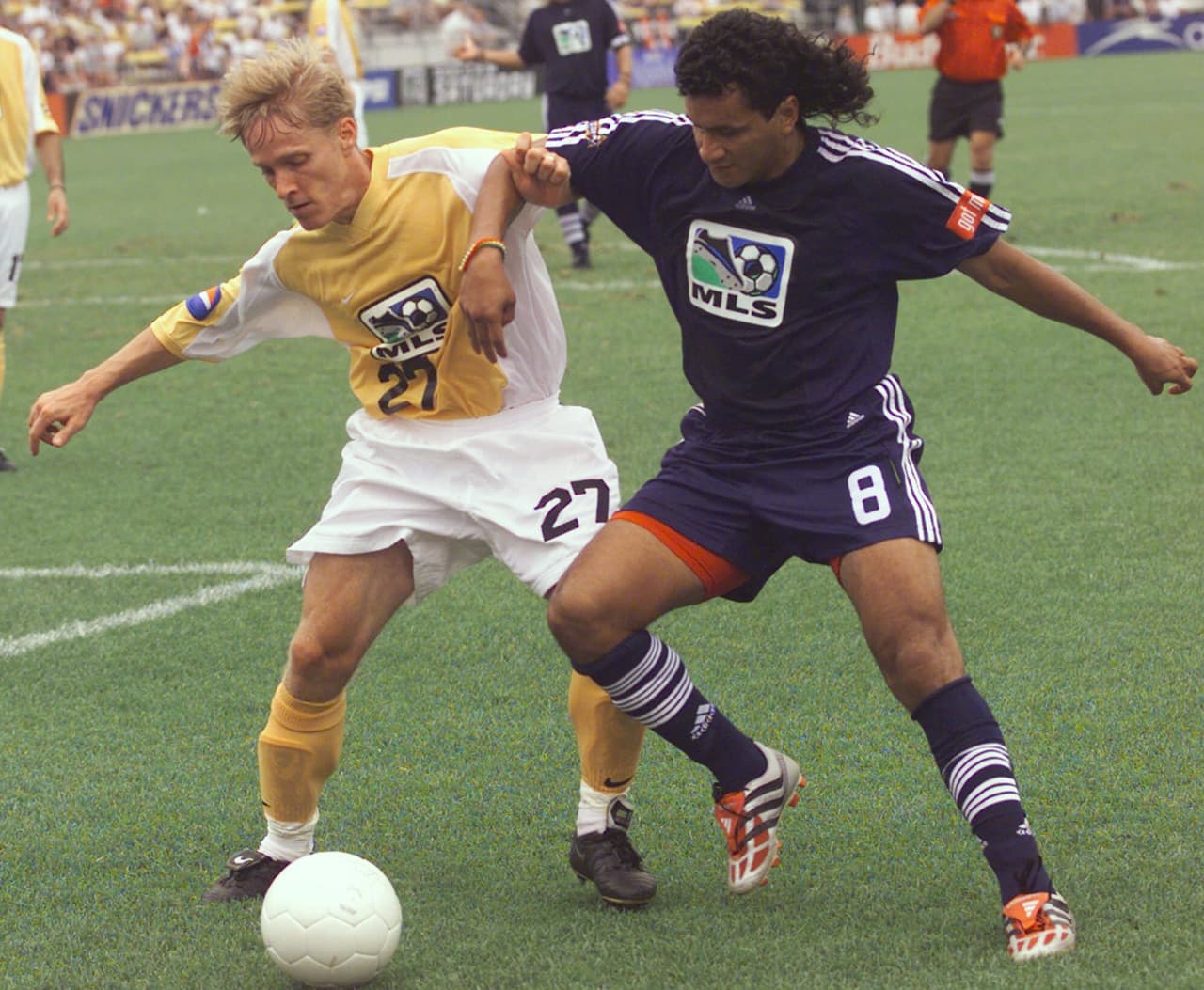 En el 2005, Etcheverry (derecha) fue incluido en el XI Ideal de la MLS gracias a sus 191 partidos jugados, 101 asistencias y 34 goles en el D.C. United.